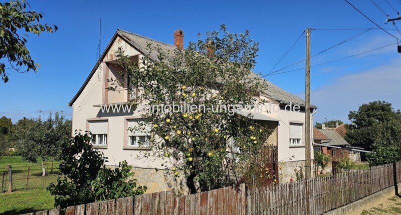 In einer kleinen Stadt, 12 km vom Balaton entfernt, steht ein Einfamilienhaus mit Apartment zum Verkauf In einer kleinen Stadt, 12 km vom Balaton entfernt, steht ein Einfamilienhaus mit Apartment zum Verkauf