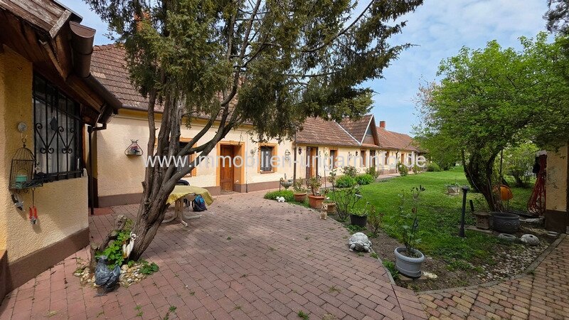 Mehrgenerationen-Familienhaus mit Wohnungen im Balaton-Hochland Mehrgenerationen-Familienhaus mit Wohnungen im Balaton-Hochland