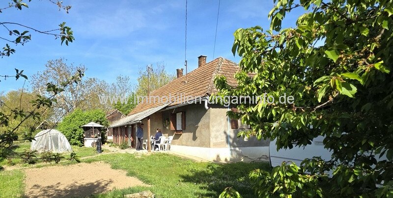 Einfamilienhaus mit großem Grundstück in Miháld zu verkaufen Einfamilienhaus mit großem Grundstück in Miháld zu verkaufen