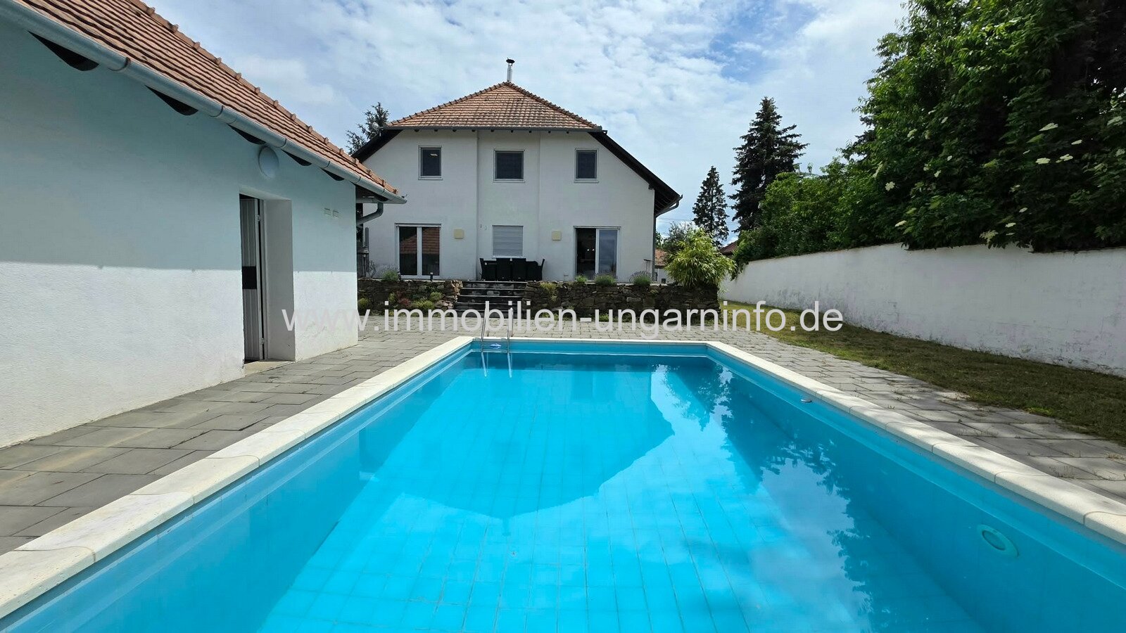 In Balatonboglár–Szőlőskislak steht ein Einfamilienhaus mit Swimmingpool in der Nähe des Balaton zum Verkauf In Balatonboglár–Szőlőskislak steht ein Einfamilienhaus mit Swimmingpool in der Nähe des Balaton zum Verkauf