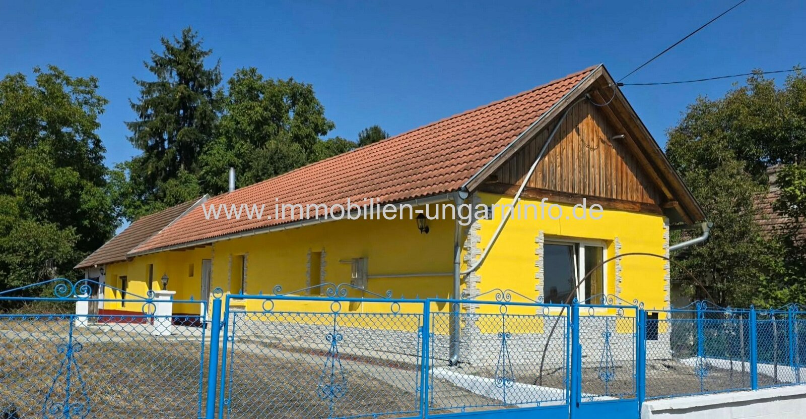 Einfamilienhaus mit großem Grundstück in Miháld zu verkaufen Einfamilienhaus mit großem Grundstück in Miháld zu verkaufen