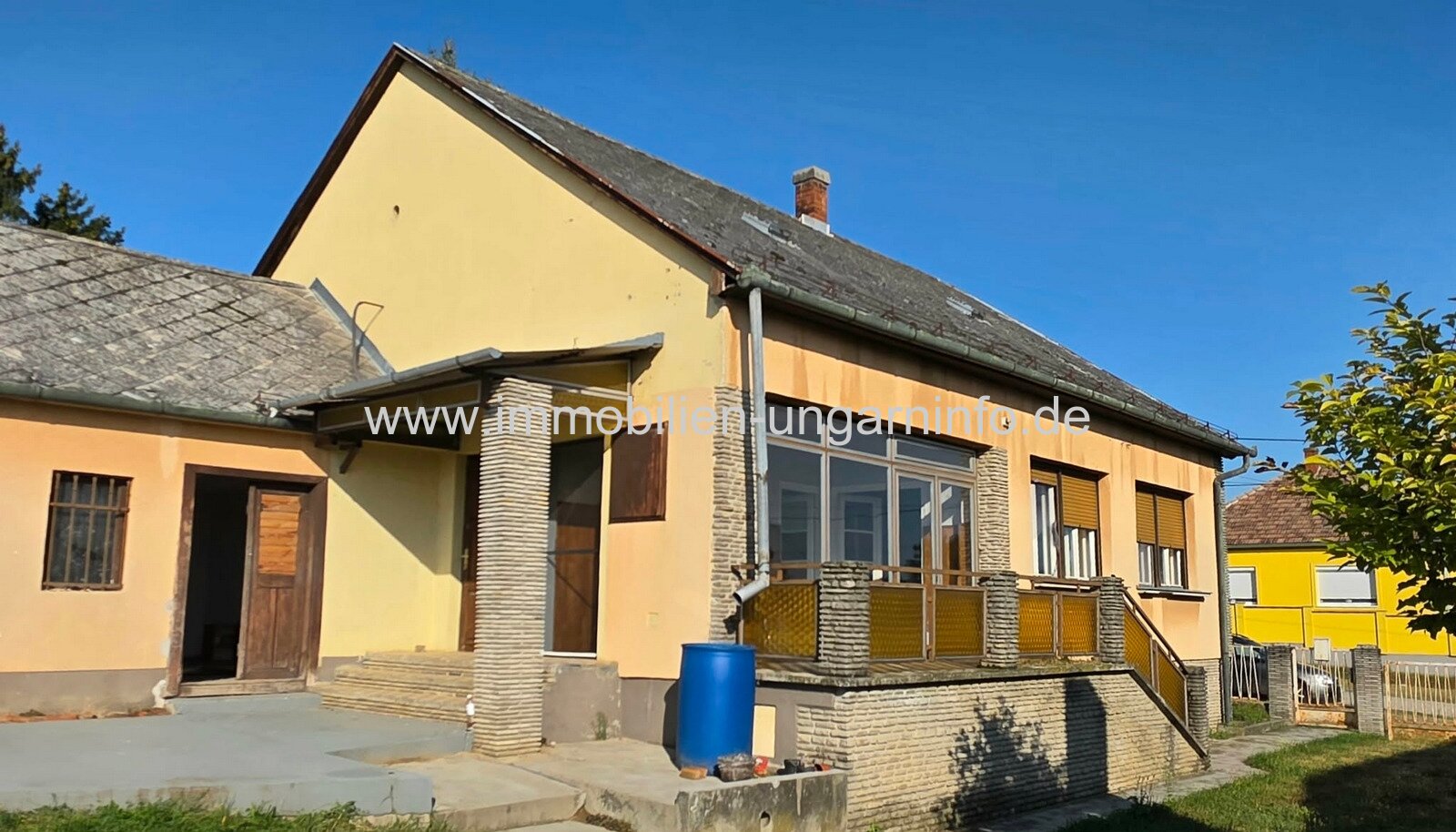 In Kéthely steht ein 100 m² großes Einfamilienhaus mit Nebengebäuden zum Verkauf In Kéthely steht ein 100 m² großes Einfamilienhaus mit Nebengebäuden zum Verkauf
